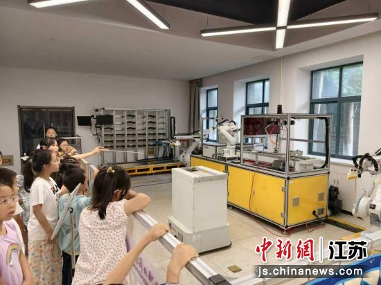 学生们走进未来科技职业体验中心。甘金涛 摄 学生们走进未来科技职业体验中心。甘金涛 摄