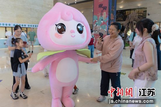 “甜囡囡”与民众互动。无锡市文化广电和旅游局 供图 “甜囡囡”与民众互动。无锡市文化广电和旅游局 供图