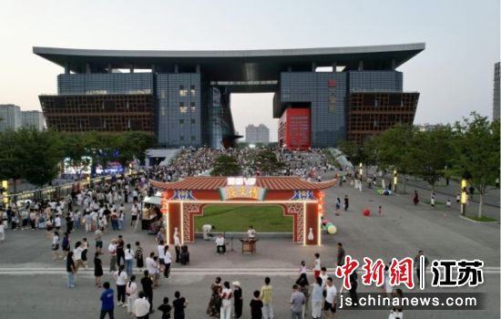 “汉风拂夜”主题夜文博活动在丰县文博园南广场举办。李文艳 摄 “汉风拂夜”主题夜文博活动在丰县文博园南广场举办。李文艳 摄