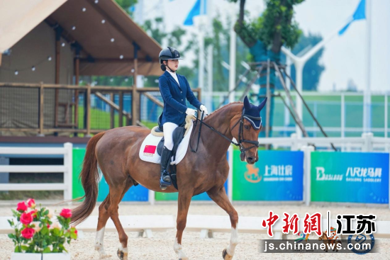 盛装舞步国际马联J14-18团体赛科目(甲组)现场。江阴海澜飞马体育公园 供图 盛装舞步国际马联J14-18团体赛科目(甲组)现场。江阴海澜飞马体育公园 供图