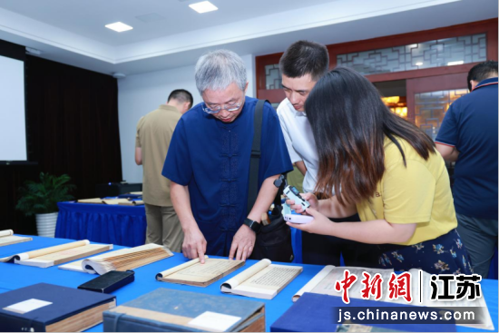 第二届玉山·圣佳晒书活动暨清代吴中藏书家刻书与抄书展在巴城镇玉山草堂举行。巴城镇供图 第二届玉山·圣佳晒书活动暨清代吴中藏书家刻书与抄书展在巴城镇玉山草堂举行。巴城镇供图