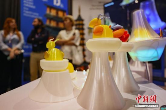 国际青年创客展示作品。中新网记者 泱波 摄 国际青年创客展示作品。中新网记者 泱波 摄