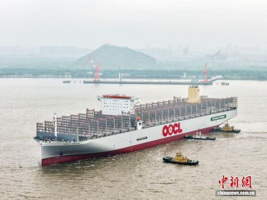 长江引航中心引航员为大船引航(资料图)。长江引航中心 供图 长江引航中心引航员为大船引航(资料图)。长江引航中心 供图