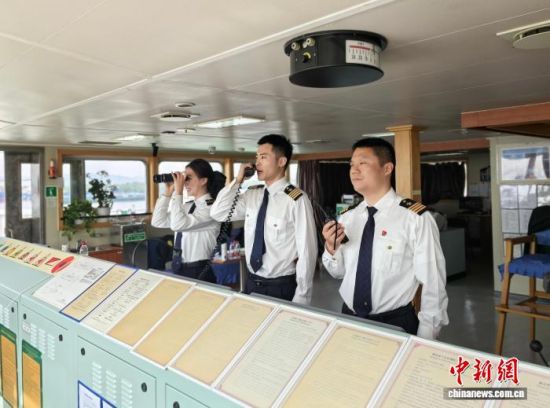 长江引航中心引航员在船舶上开展工作(资料图)。长江引航中心 供图 长江引航中心引航员在船舶上开展工作(资料图)。长江引航中心 供图