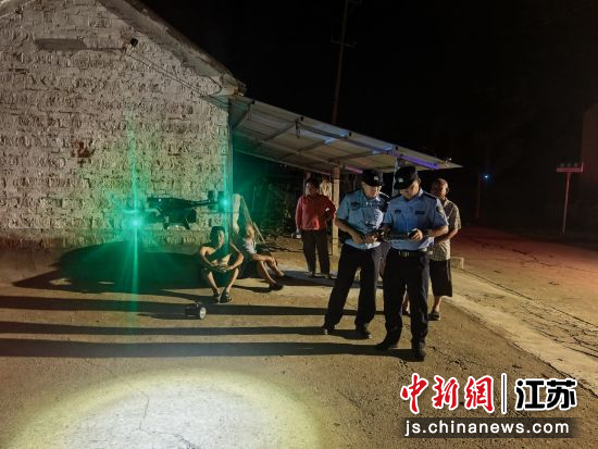 警用无人机升空,对周边区域开展大范围空中巡查。泗洪县公安局 供图 警用无人机升空,对周边区域开展大范围空中巡查。泗洪县公安局 供图