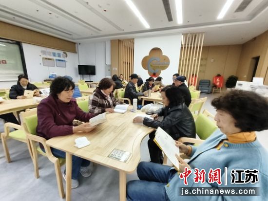 城市广场、社区活动室成为老人闲暇生活的好去处。东台市委宣传部 供图 城市广场、社区活动室成为老人闲暇生活的好去处。东台市委宣传部 供图