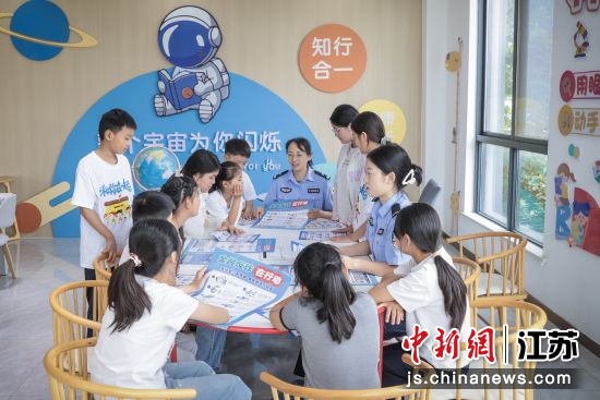 民警给孩子们讲解反诈知识。 民警给孩子们讲解反诈知识。