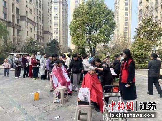 拾屯街道组织志愿者免费为老年人理发。(资料图)杨东村 供图 拾屯街道组织志愿者免费为老年人理发。(资料图)杨东村 供图