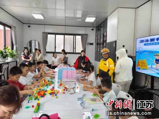 孩子们玩趣味积木搭建游戏。九里街道 供图 孩子们玩趣味积木搭建游戏。九里街道 供图