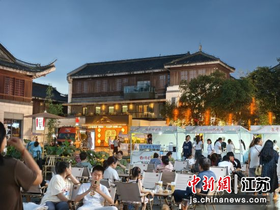 7月24日18时,“虹桥月下 诗酒茶话”主题市集正式启幕。 潘雨辰 摄 7月24日18时,“虹桥月下 诗酒茶话”主题市集正式启幕。 潘雨辰 摄