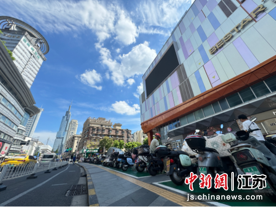 南京市鼓楼区湖南路街道商圈划设非机动车停放区。葛勇 摄 南京市鼓楼区湖南路街道商圈划设非机动车停放区。葛勇 摄
