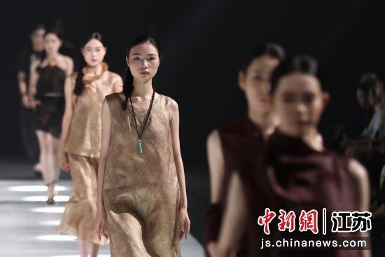 模特登台展示时装。中新网记者 泱波 摄 模特登台展示时装。中新网记者 泱波 摄