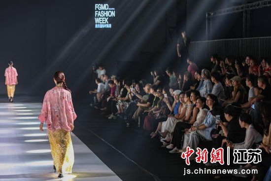 开幕式上,诺锦希、忆琴怀等品牌接连亮相。中新网记者 泱波 摄 开幕式上,诺锦希、忆琴怀等品牌接连亮相。中新网记者 泱波 摄