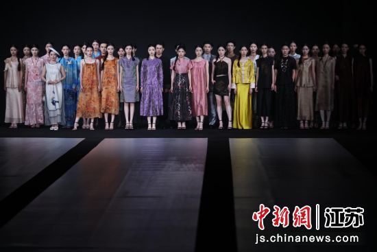 模特登台展示时装。中新网记者 泱波 摄 模特登台展示时装。中新网记者 泱波 摄