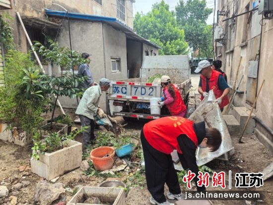 工作人员清理辖区杂物。琵琶街道 供图 工作人员清理辖区杂物。琵琶街道 供图