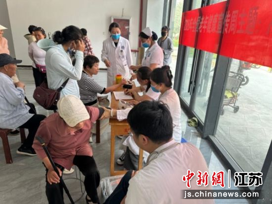医护人员为老年人义诊。琵琶街道 供图 医护人员为老年人义诊。琵琶街道 供图