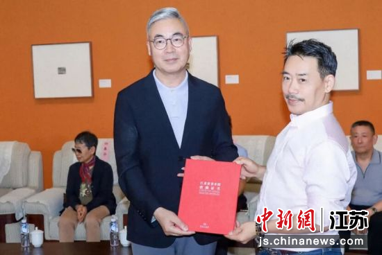 江苏省美术馆馆长王法(左)向杨涵先生家属代表杨冬白教授颁发收藏证书。此次捐赠丰富了江苏省美术馆近现代版画典藏作品,进一步完善了馆内红色主题美术作品、新兴版画的收藏体系。江苏省美术馆 供图 江苏省美术馆馆长王法(左)向杨涵先生家属代表杨冬白教授颁发收藏证书。此次捐赠丰富了江苏省美术馆近现代版画典藏作品,进一步完善了馆内红色主题美术作品、新兴版画的收藏体系。江苏省美术馆 供图