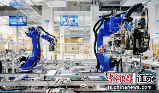昆山已形成覆盖消费、工业等多元场景的人工智能终端矩阵。昆山市融媒体中心 供图 昆山已形成覆盖消费、工业等多元场景的人工智能终端矩阵。昆山市融媒体中心 供图