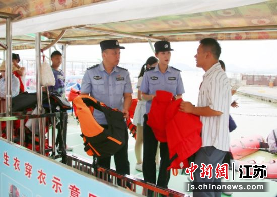 民警检查景区救生装备配备情况。屈桐宇 摄 民警检查景区救生装备配备情况。屈桐宇 摄
