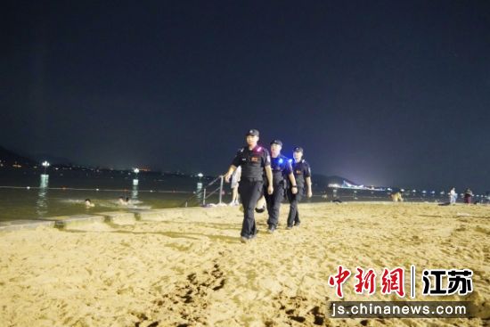 警方加密临水危险区域巡逻频次。屈桐宇 摄 警方加密临水危险区域巡逻频次。屈桐宇 摄