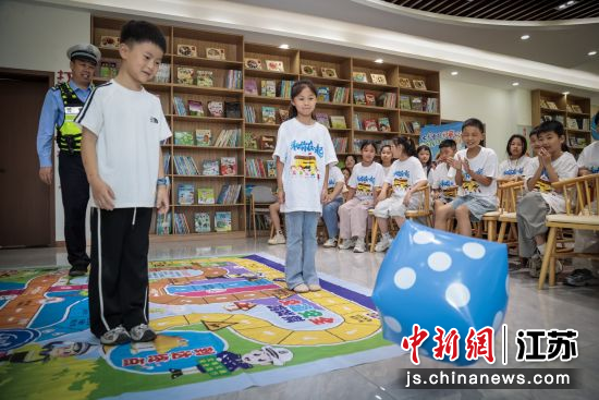 孩子们在民辅警的指导下做交通安全棋盘闯关游戏。 孩子们在民辅警的指导下做交通安全棋盘闯关游戏。