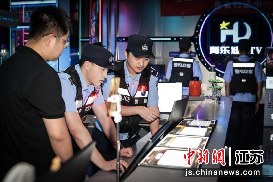 民警在检查辖区一家歌厅平台登记的人员信息。 民警在检查辖区一家歌厅平台登记的人员信息。