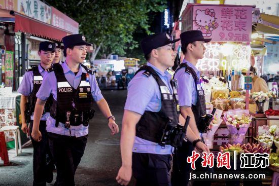 民警在辖区夜市巡逻值勤。 民警在辖区夜市巡逻值勤。
