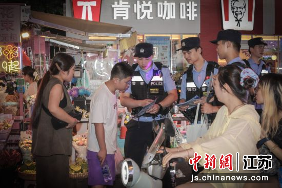 民警在巡逻中开展反诈宣传。 民警在巡逻中开展反诈宣传。