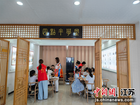 通榆镇农家书屋开设“四点半学堂”。滨海县委宣传部 供图 通榆镇农家书屋开设“四点半学堂”。滨海县委宣传部 供图