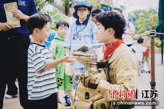 游客在中华恐龙园和景区工作人员互动。缪佳骐 摄 游客在中华恐龙园和景区工作人员互动。缪佳骐 摄