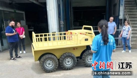 众联科技为俄罗斯客商演示智能特种车辆无人驾驶技术。王锦飞 摄 众联科技为俄罗斯客商演示智能特种车辆无人驾驶技术。王锦飞 摄