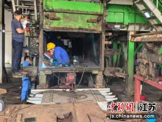 检修现场。徐州市鼓楼区城管局 供图 检修现场。徐州市鼓楼区城管局 供图