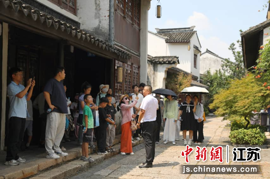 走访人员走进无锡华庄街道巡塘古镇。新安街道 供图 走访人员走进无锡华庄街道巡塘古镇。新安街道 供图