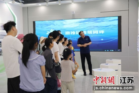 走访人员参观新吴区藻水分离站。新安街道 供图 走访人员参观新吴区藻水分离站。新安街道 供图