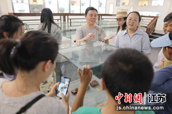 走访人员在苏州望亭镇地志馆参观。新安街道 供图 走访人员在苏州望亭镇地志馆参观。新安街道 供图