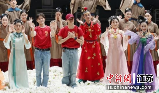 民族舞剧《红楼梦》参演人员和观众互动。江苏大剧院 供图 民族舞剧《红楼梦》参演人员和观众互动。江苏大剧院 供图
