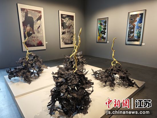 朱炳仁、朱军岷熔铜艺术二十周年联展亮相无锡。孙权 摄 朱炳仁、朱军岷熔铜艺术二十周年联展亮相无锡。孙权 摄