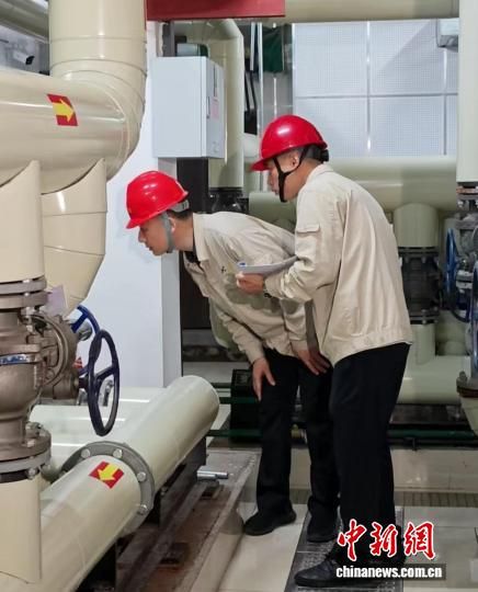 工作人员正在检查供冷设备。 江苏徐矿热力有限公司供图 工作人员正在检查供冷设备。 江苏徐矿热力有限公司供图