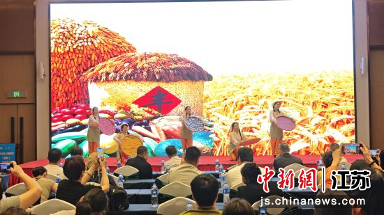 民俗节目《庆丰收》。婺源县文化广电旅游局 供图 民俗节目《庆丰收》。婺源县文化广电旅游局 供图