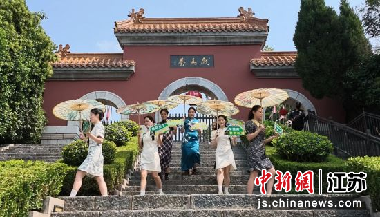 10名婺源文旅宣传使者身着汉服,在徐州多个景区开展快闪打卡宣传活动。婺源县文化广电旅游局 供图 10名婺源文旅宣传使者身着汉服,在徐州多个景区开展快闪打卡宣传活动。婺源县文化广电旅游局 供图