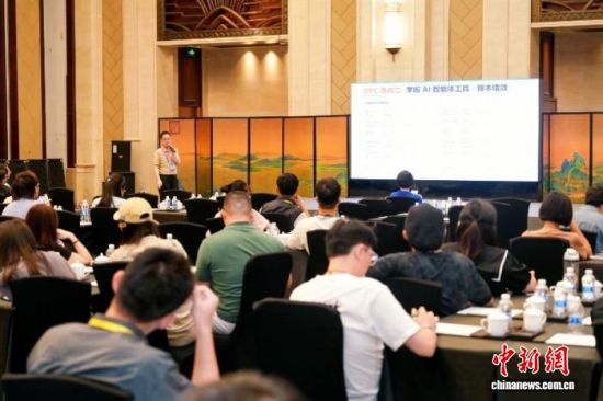 两岸青年在OPC主题创新创业训练营里培训。周健摄 两岸青年在OPC主题创新创业训练营里培训。周健摄