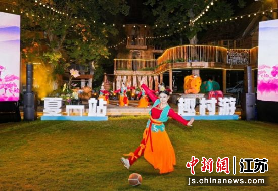 汉舞《仕女戏鞠》演绎两汉风雅。徐州经开区 供图 汉舞《仕女戏鞠》演绎两汉风雅。徐州经开区 供图