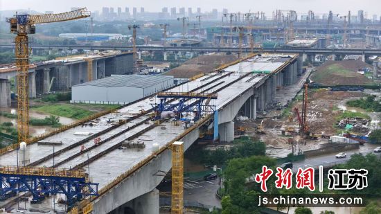 宁淮城际铁路6标上跨G104浦泗路连续梁合龙。中铁四局 供图 宁淮城际铁路6标上跨G104浦泗路连续梁合龙。中铁四局 供图