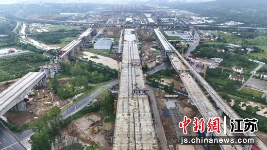 航拍宁淮城际铁路6标段。中铁四局 供图 航拍宁淮城际铁路6标段。中铁四局 供图