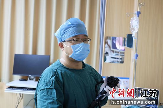 医生为老人实施无痛胃镜下异物取出术。淮安八十二医院 供图 医生为老人实施无痛胃镜下异物取出术。淮安八十二医院 供图