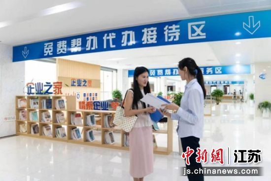 工作人员为企业提供政策咨询。武佩剑 摄 工作人员为企业提供政策咨询。武佩剑 摄