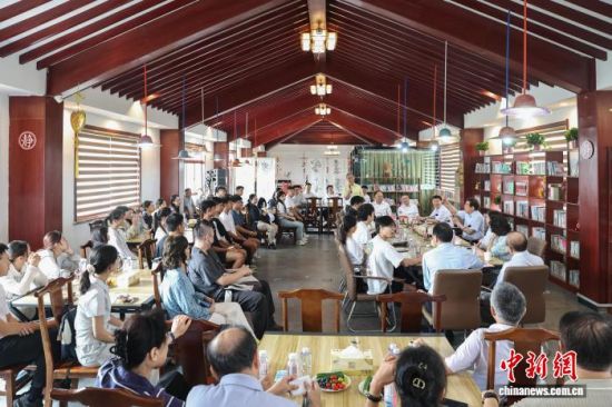 两岸大学生进行交流座谈。泱波 摄 两岸大学生进行交流座谈。泱波 摄