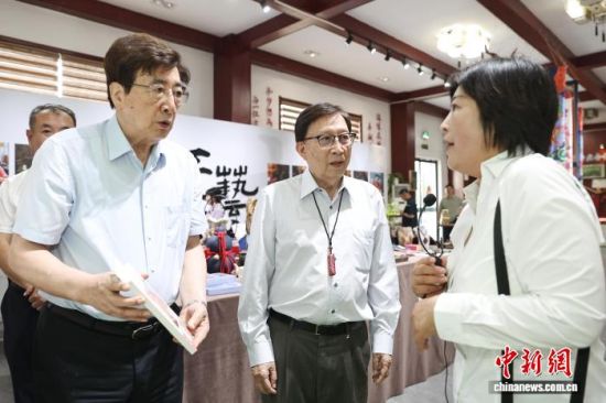 郭金龙(左一)及刘兆玄(左二)一行参观马庄村香包文化大院。泱波 摄 郭金龙(左一)及刘兆玄(左二)一行参观马庄村香包文化大院。泱波 摄