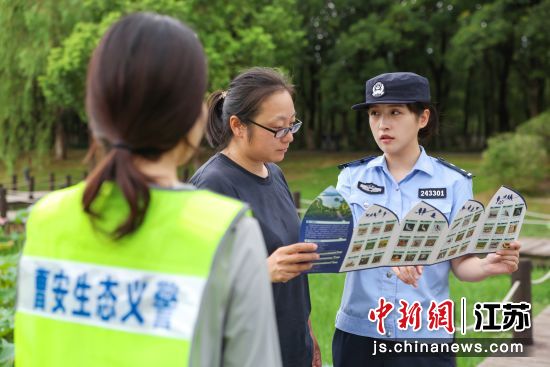 “生态义警”协助民警开展生态普法宣传。昆山市公安局 供图 “生态义警”协助民警开展生态普法宣传。昆山市公安局 供图