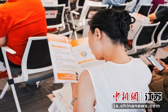 居民参加老年防诈公益宣传活动。肖文鑫 摄 居民参加老年防诈公益宣传活动。肖文鑫 摄